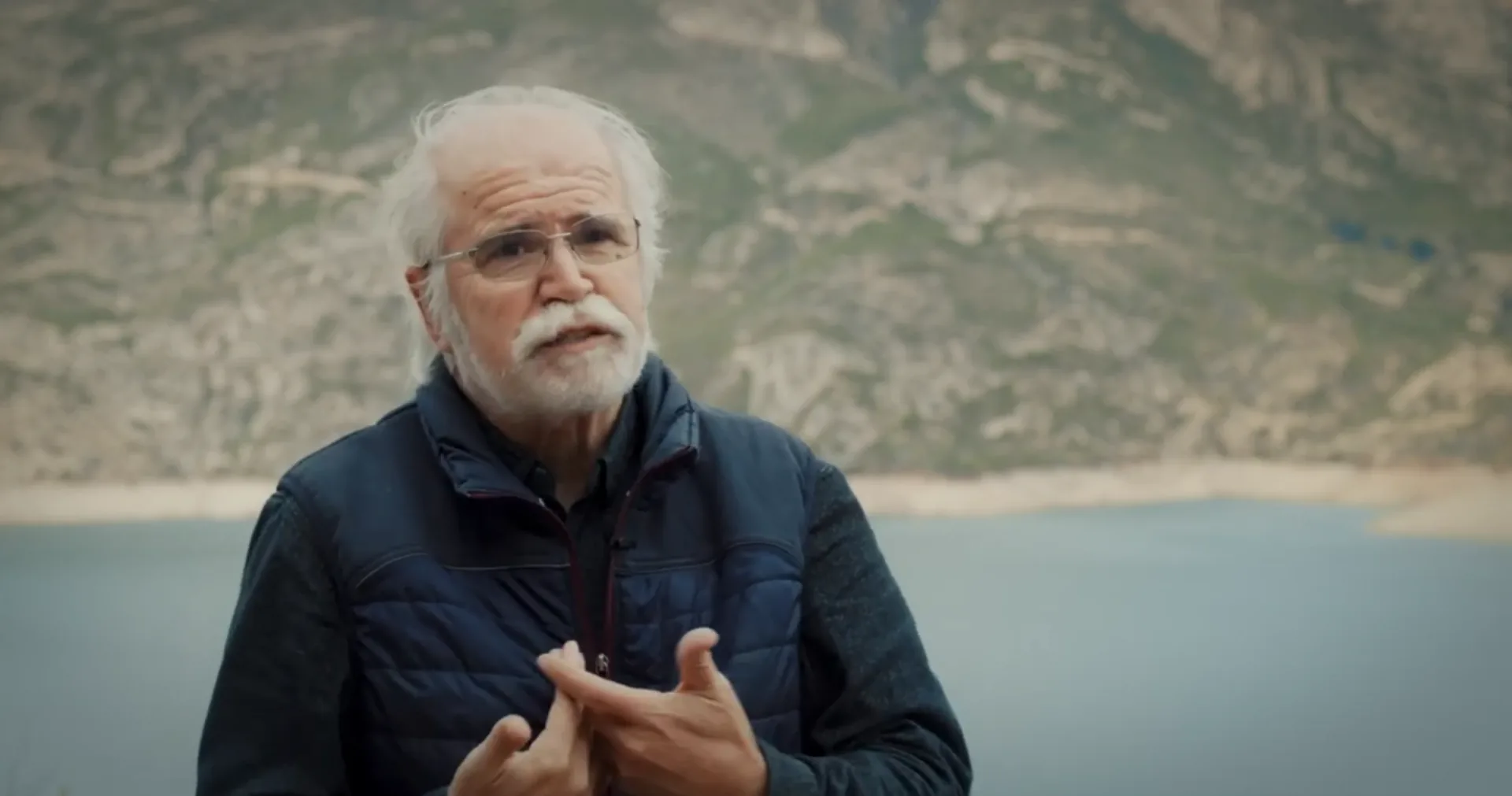Cómo grabar una entrevista en vídeo: encuadre, luz y sonido paso a paso
